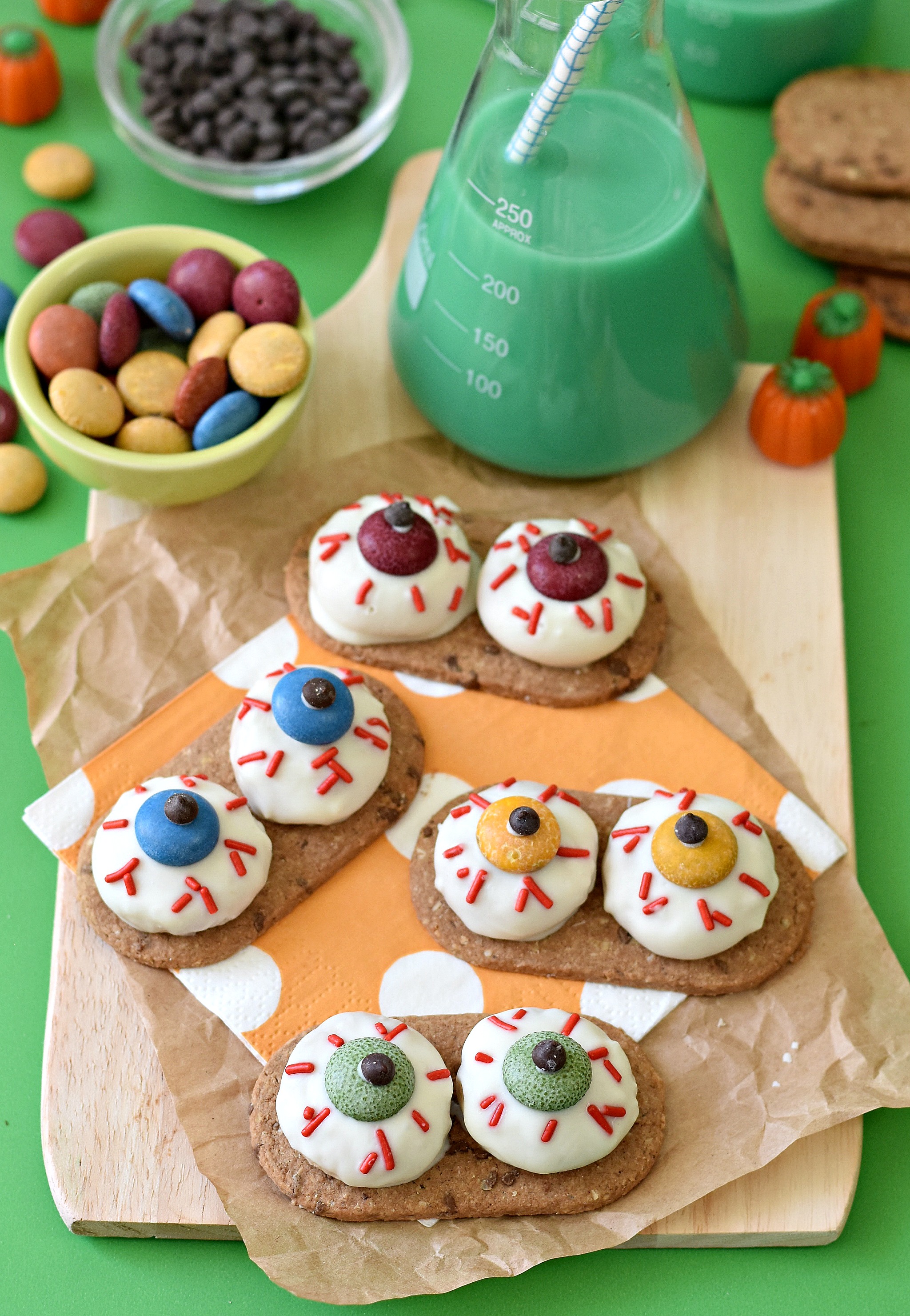 Monster Eyeball Cookies
 These Easy Monster Eyeball Cookies make for the perfect edible craft